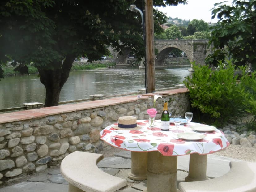 XL GARDEN APARTMENT, SLEEPS 9 IN 4 AC BEDROOMS 1K, 2Q, 2S, FRESH and SPACIOUS