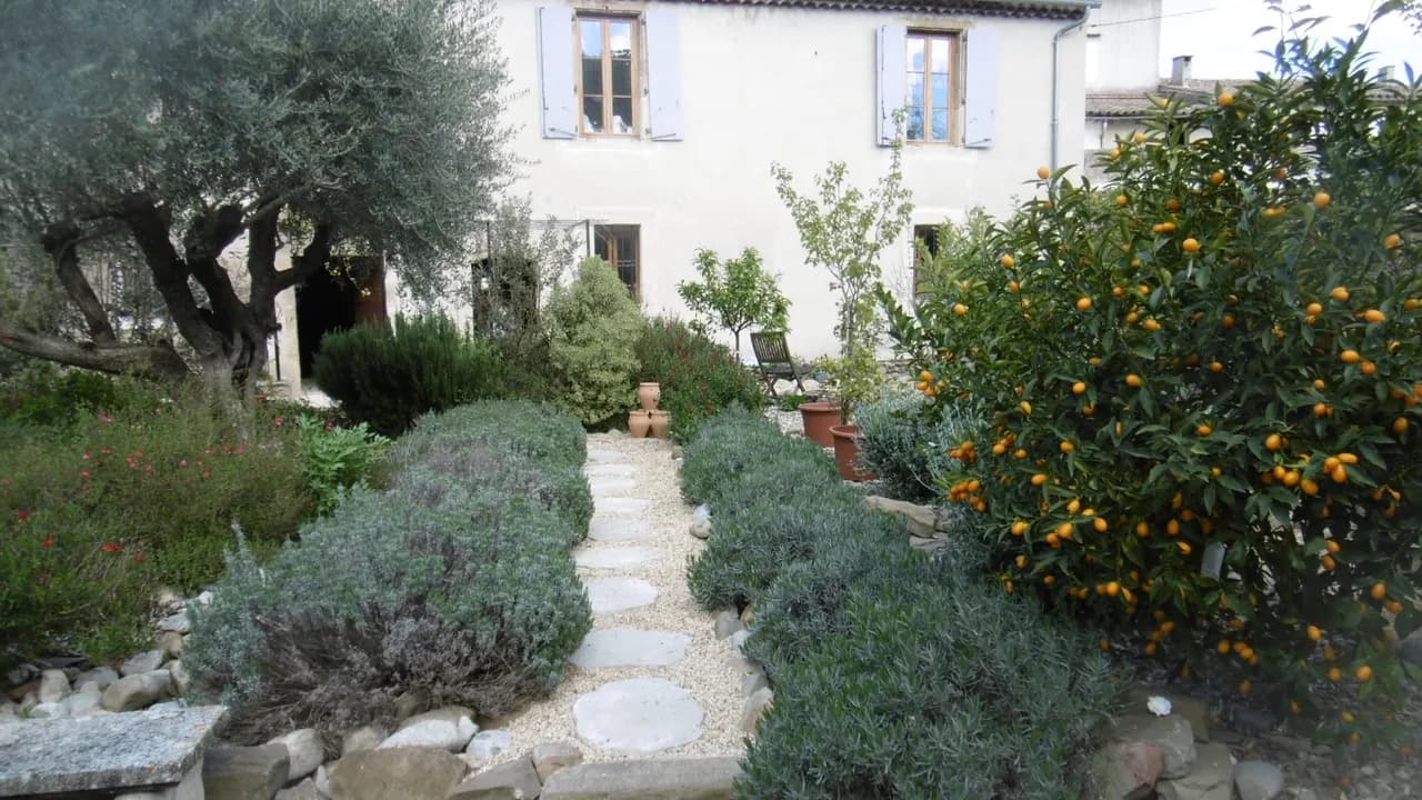 Spacious Garden Four Bedroom Apartment in Limoux photo 4