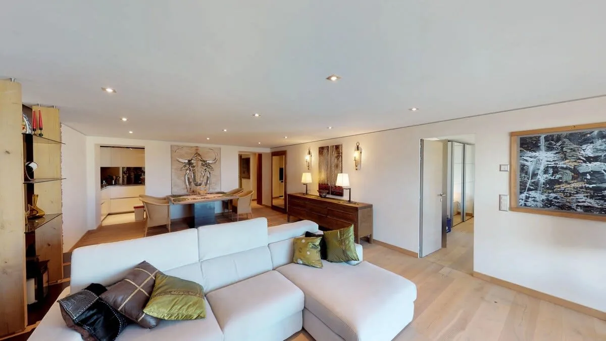 Modern Luxury Apartment Ideally Located photo 2