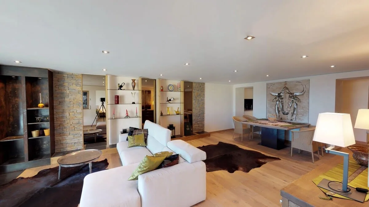 Modern Luxury Apartment Ideally Located photo 4