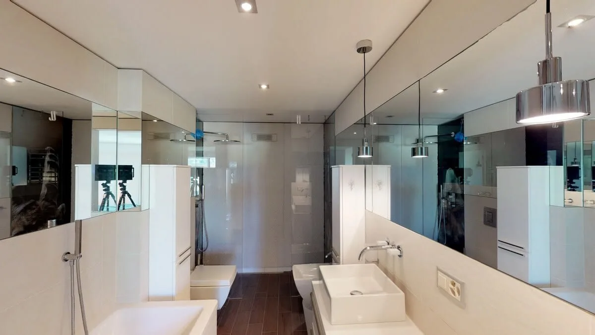 Modern Luxury Apartment Ideally Located photo 5