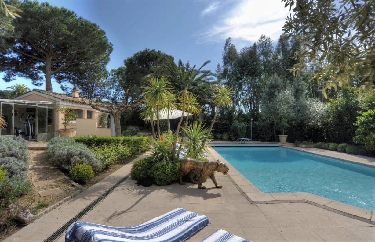 St. Tropez Traditional Villa in Peaceful Area of Le Capon