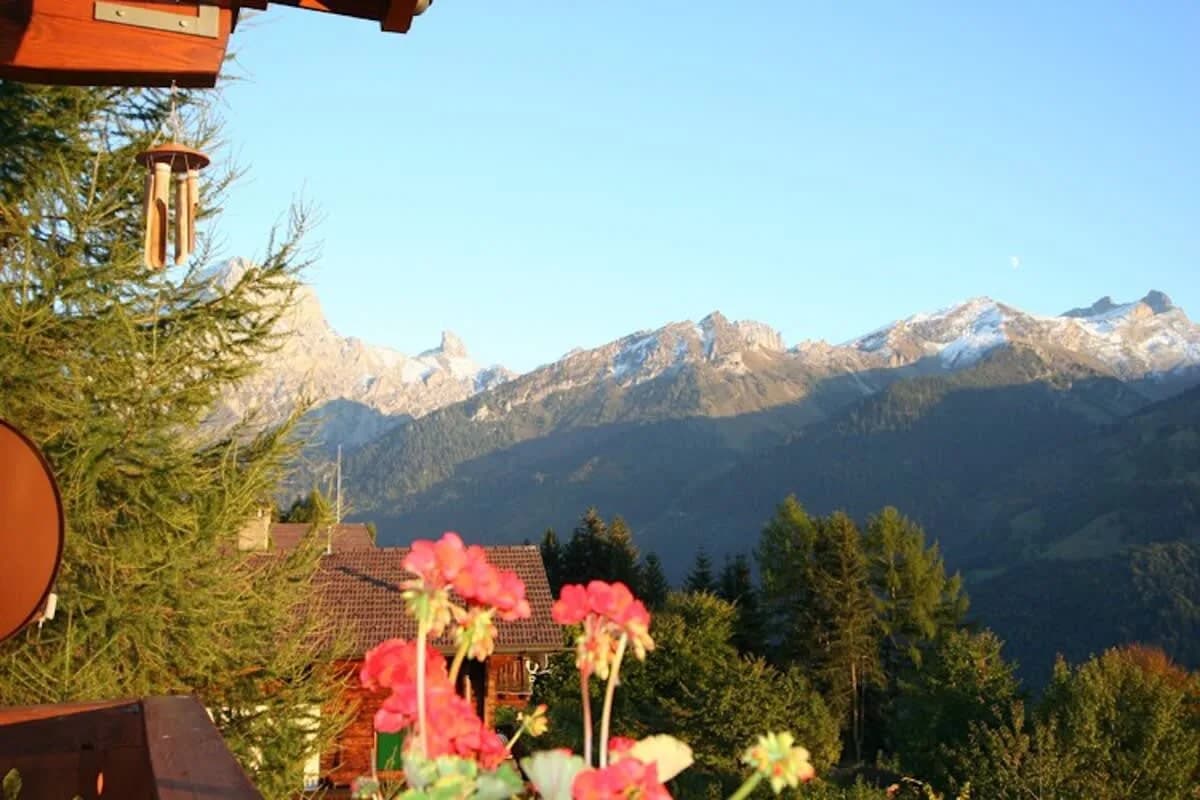 Sunny Chalet Perfect for Peaceful Getaway photo 3