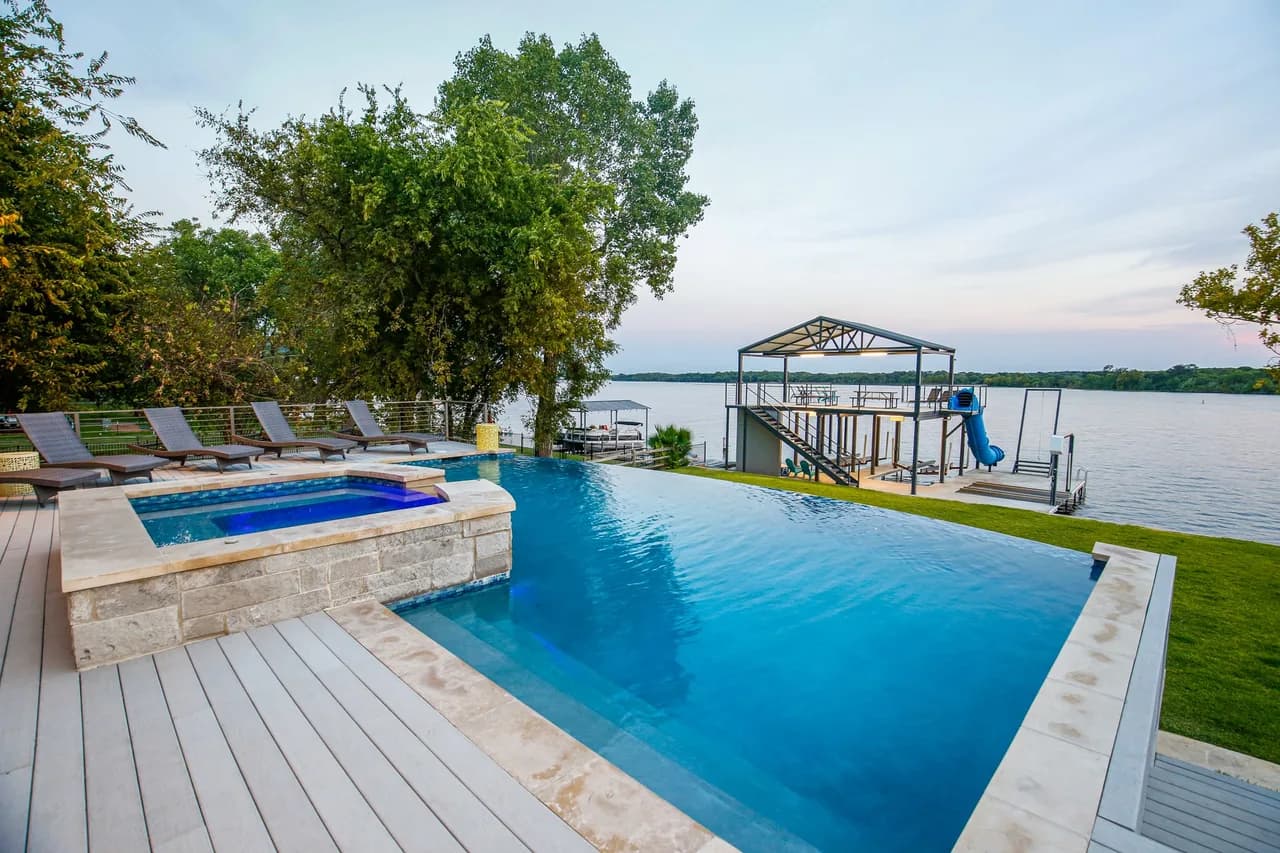 Lakeside Five Bedroom Villa in Kingsland photo 2