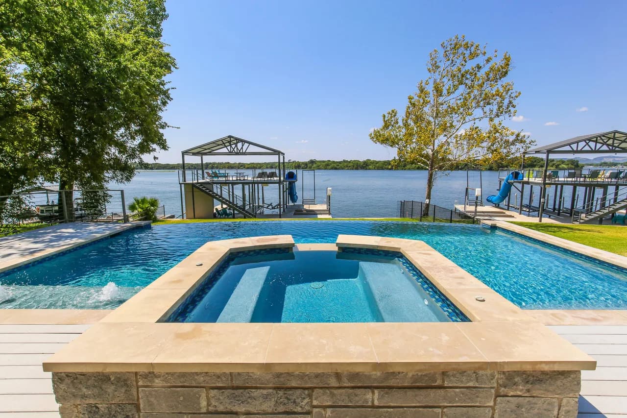 Lakeside Five Bedroom Villa in Kingsland photo 3