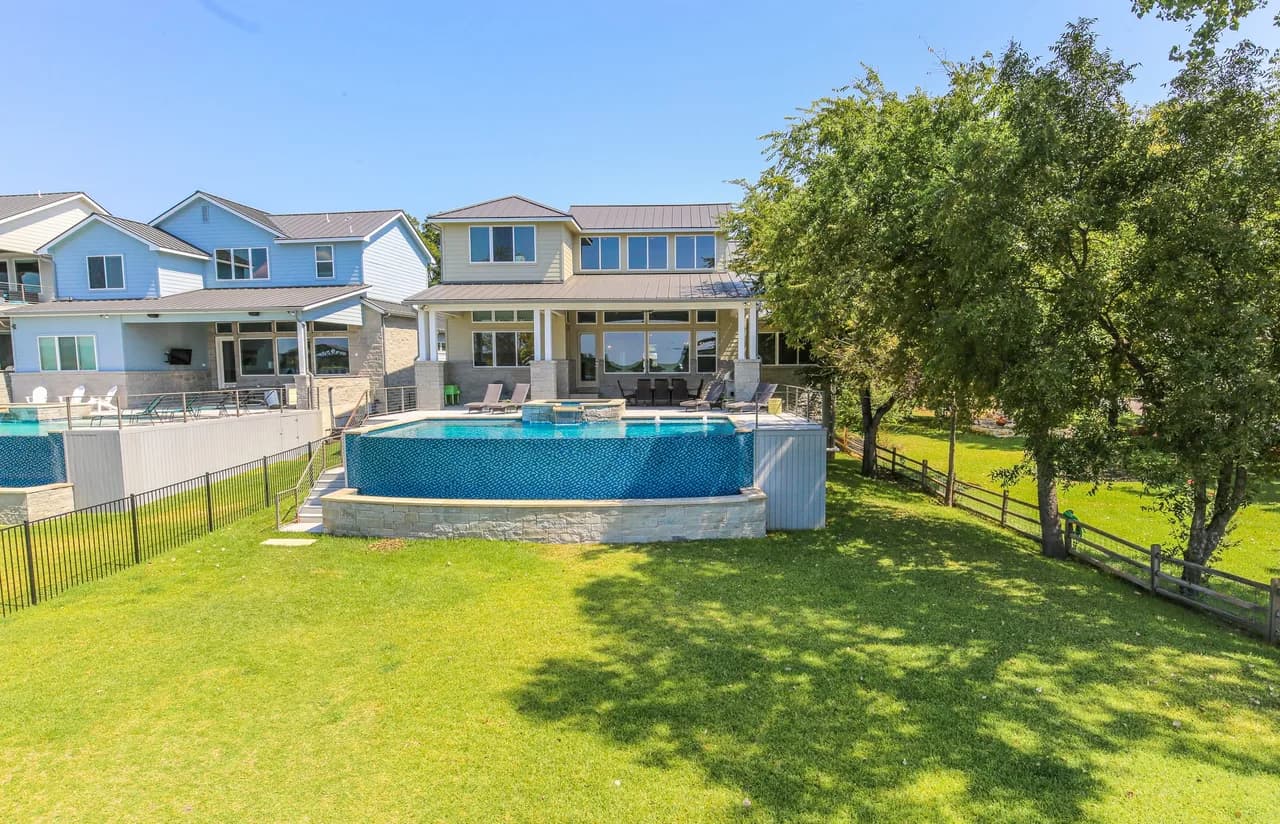 Lakeside Five Bedroom Villa in Kingsland photo 5
