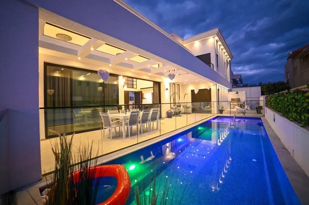 Elegant Living Villa in Town of Migdal photo 2