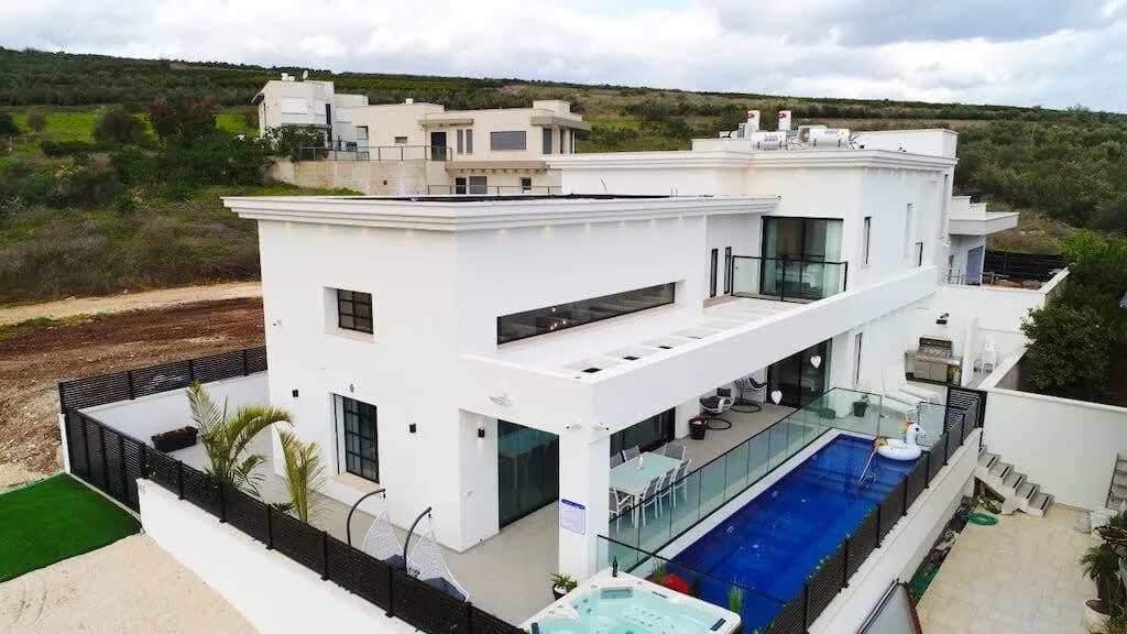 Elegant Living Villa in Town of Migdal photo 3