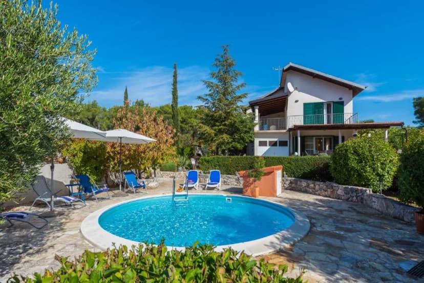 Beautiful Seasons Villa with Fresh Garden