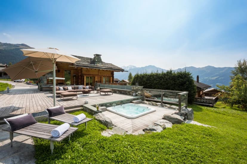 Chalet with Hot Tub and Stunning Views