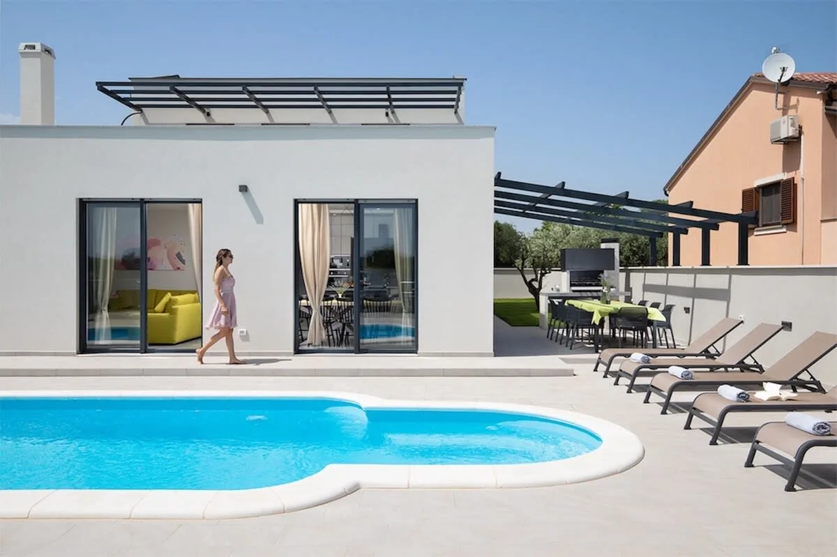 Futuristic Posh Villa near the Market and Spots