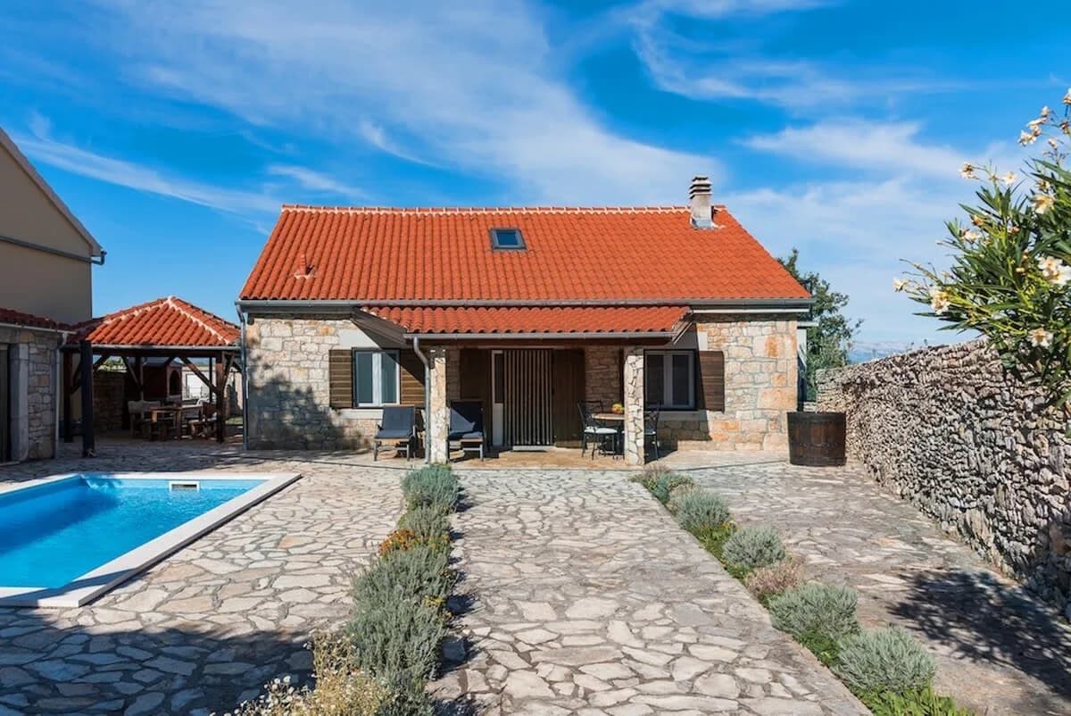 Elegant Rustic House with Fitness Centre and Pool