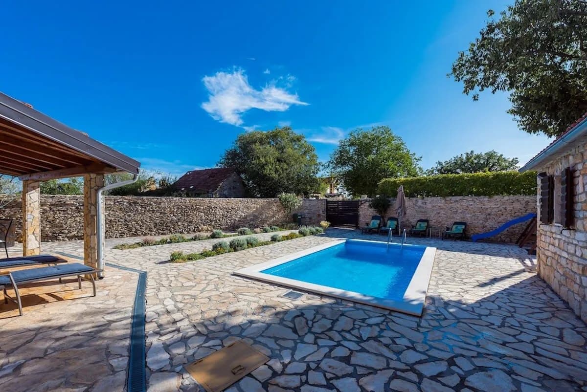 Elegant Rustic House with Fitness Centre and Pool photo 4