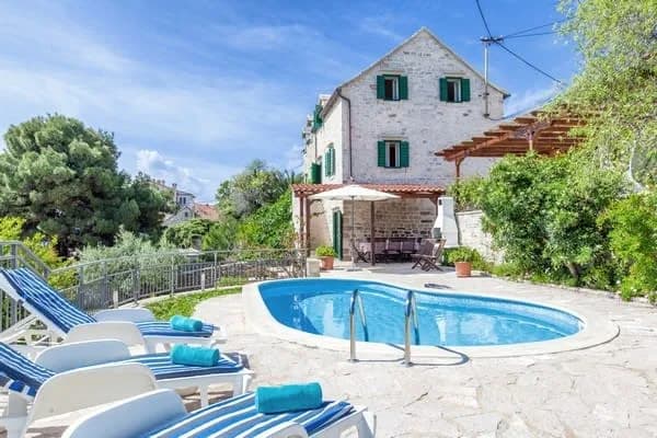 Traditional Villa with Private Pool in Sumartin