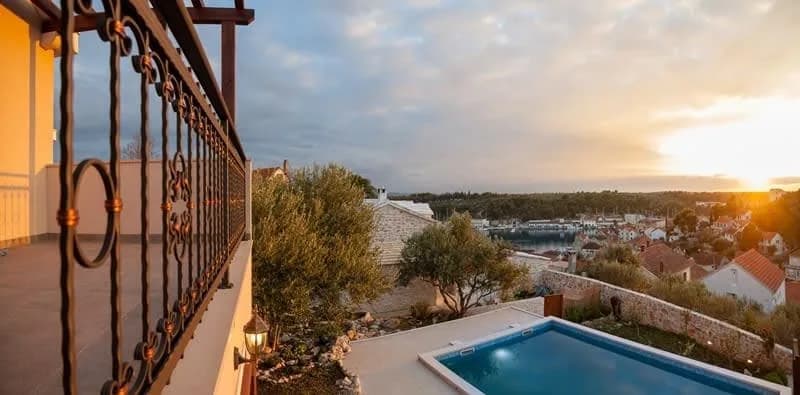 Charming Villa with Pool in Milna