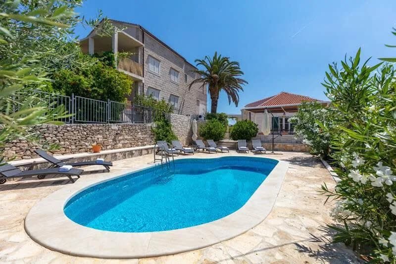 Deluxe Villa In Picturesque Village photo 2