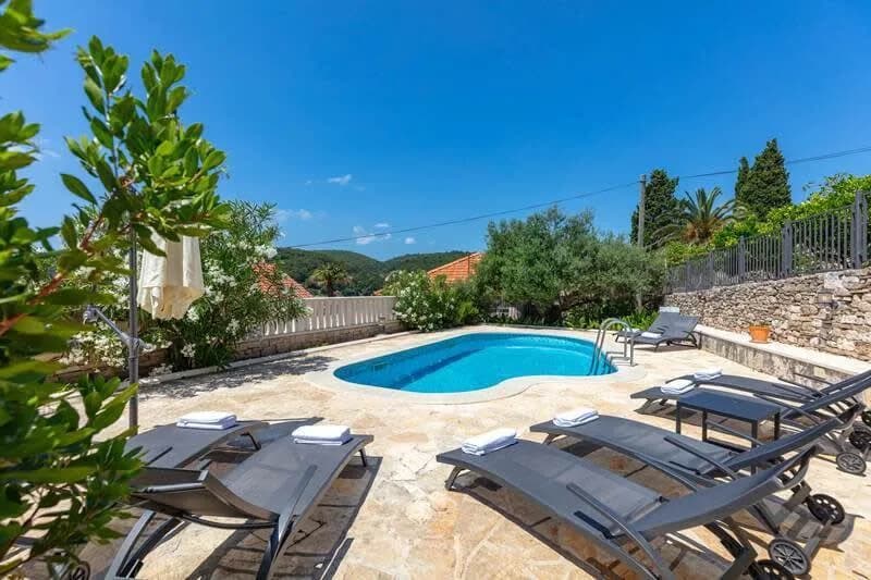 Deluxe Villa In Picturesque Village photo 3