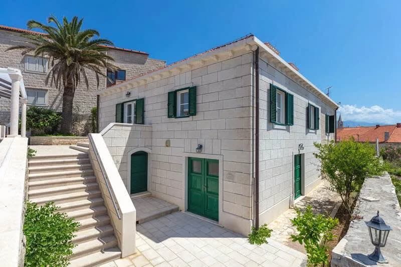 Deluxe Villa In Picturesque Village photo 4