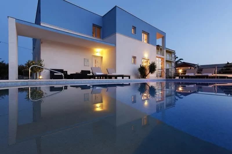 Magnificent Villa On Coast Line With Indoor Gym photo 2