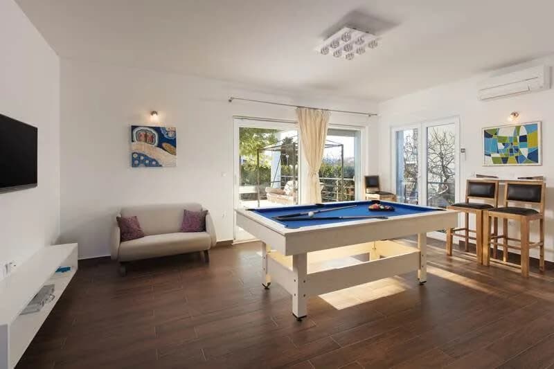 Magnificent Villa On Coast Line With Indoor Gym photo 5