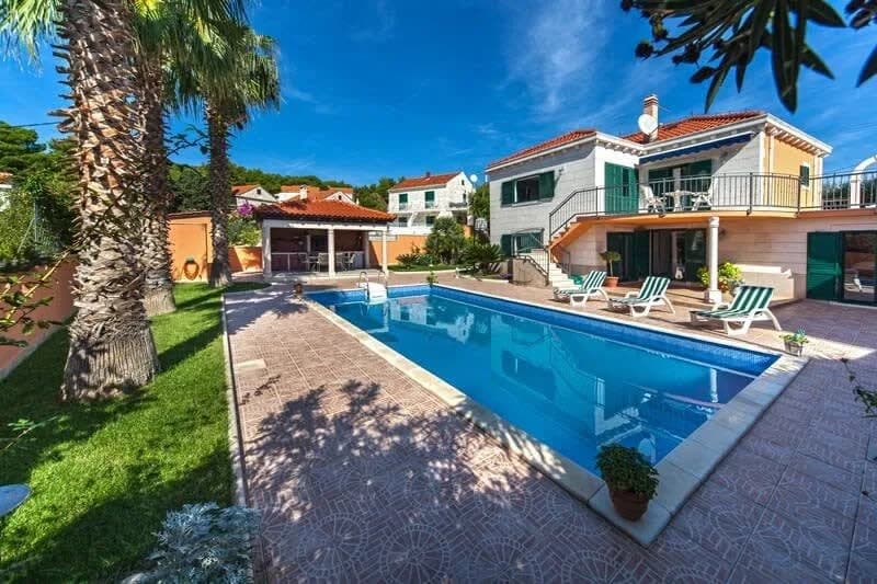 Dazzling Villa with Balcony and Large Pool