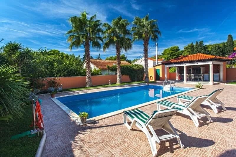 Dazzling Villa with Balcony and Large Pool photo 3