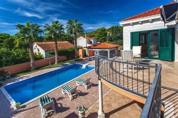 Dazzling Villa with Balcony and Large Pool photo 4