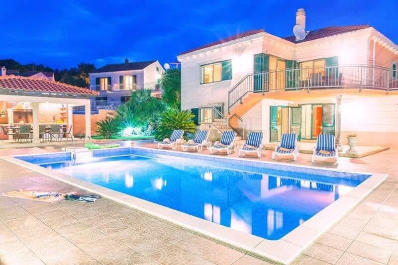 Dazzling Villa with Balcony and Large Pool photo 5