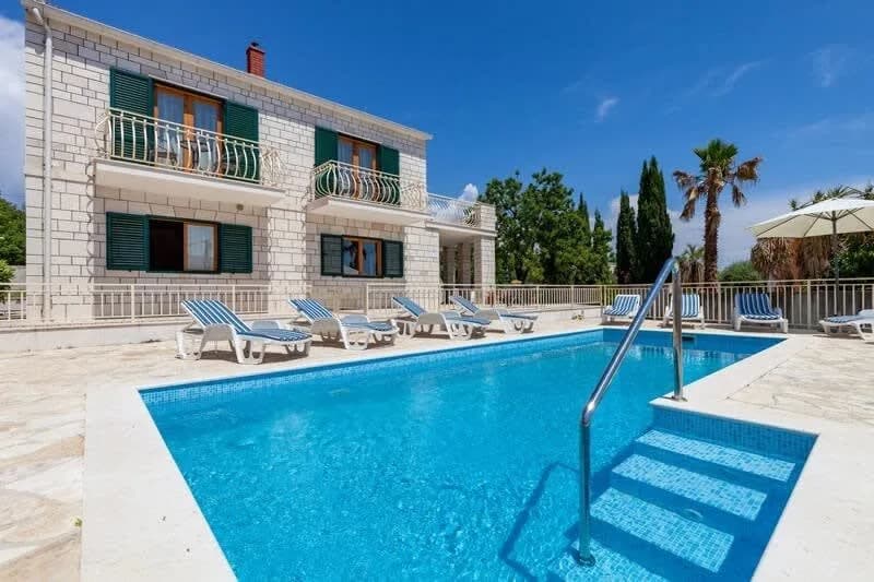 Picturesque Charming Villa with Outside Playground photo 2