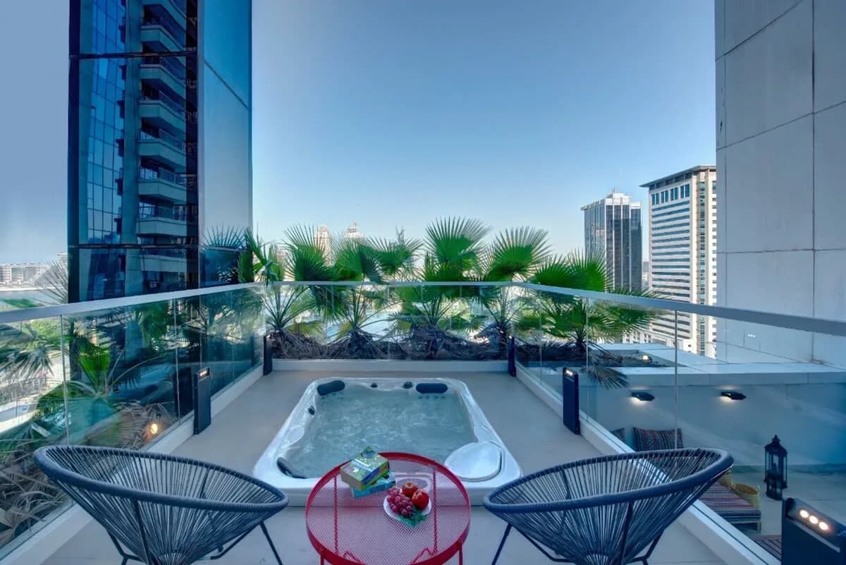 Deluxe Penthouse with Jacuzzi and City Views