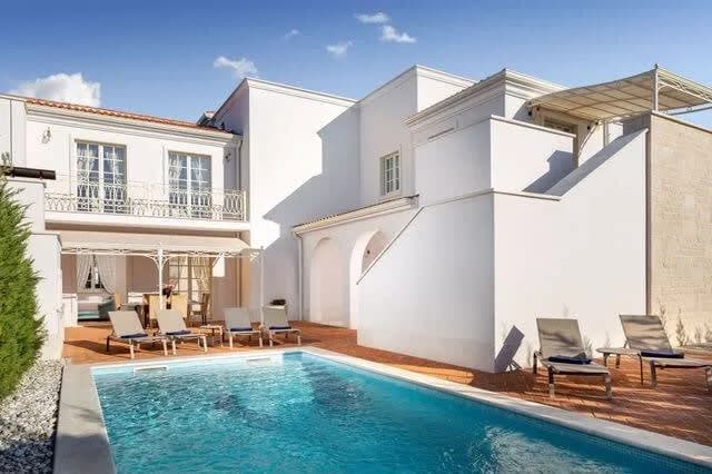 Sophisticated Villa with Relaxing Spots & Stunning Views