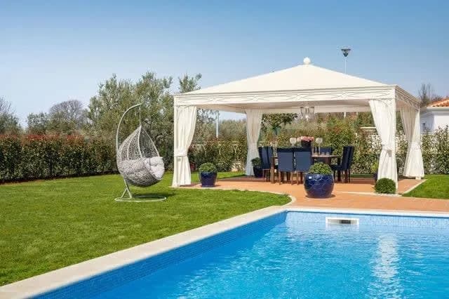 Classy Elegant Villa with Enchanting Garden photo 4