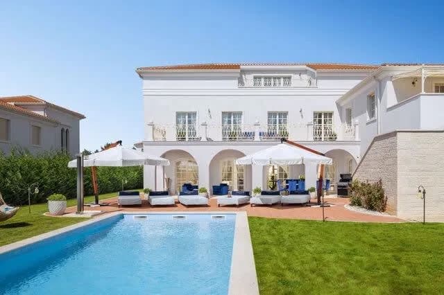 Royal-Style Villa Set in a Marvelous Scenery