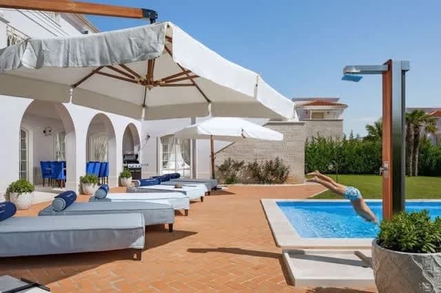 Royal-Style Villa Set in a Marvelous Scenery photo 3