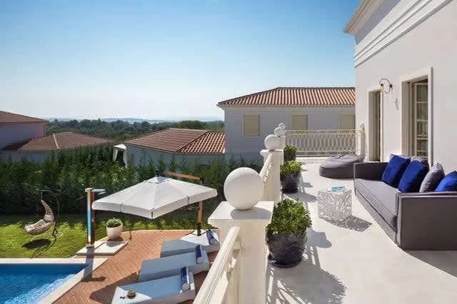Royal-Style Villa Set in a Marvelous Scenery photo 4