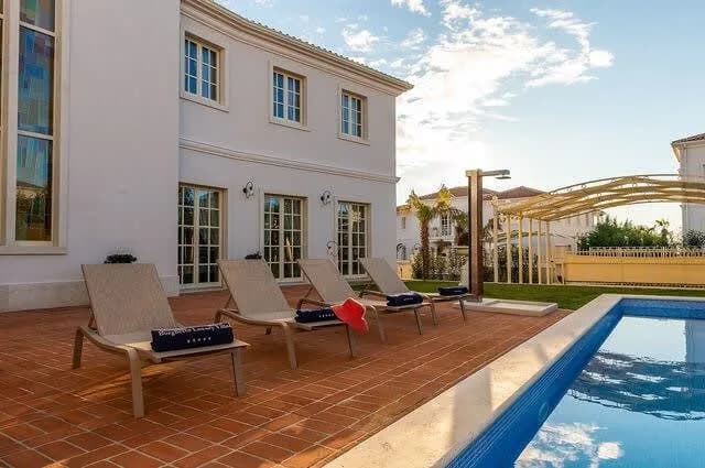 Fabulous Spacious Villa with Elegant Look photo 3