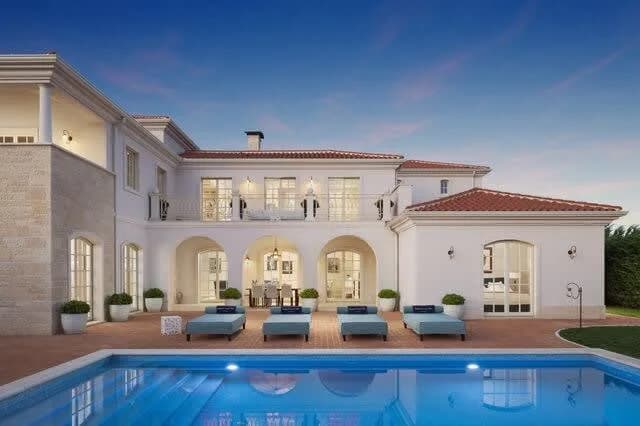 Chic Villa Set in Lovely Mediterranean Surroundings photo 4