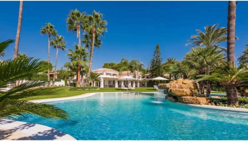 Paradise Villa Set Right on The Beach