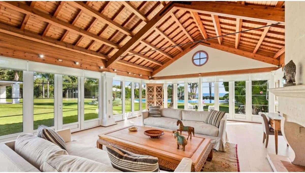 Paradise Villa Set Right on The Beach photo 2