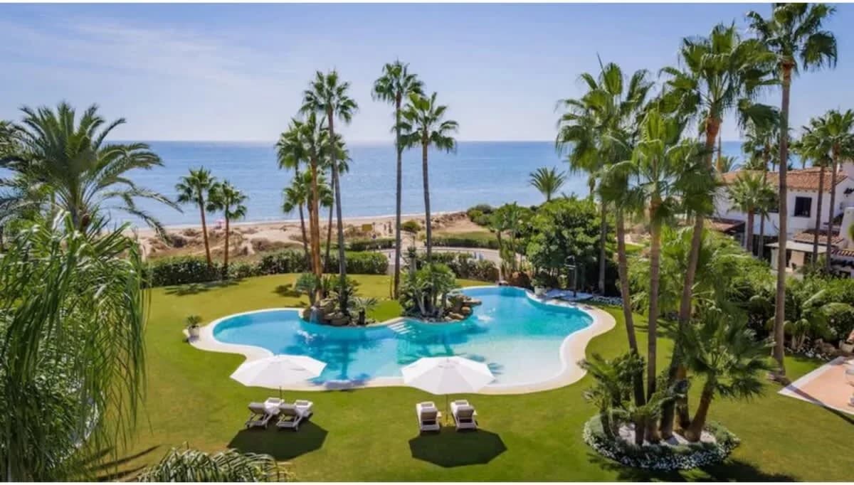 Paradise Villa Set Right on The Beach photo 5