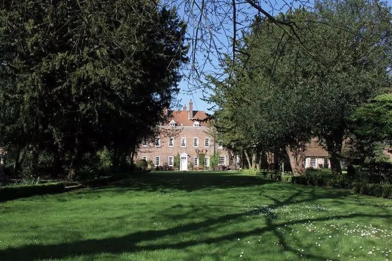 Sumptuous Queen Anne Mansion in Idyllic Countryside Location photo 2