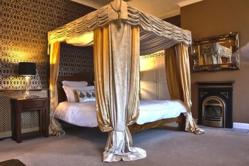 Sumptuous Queen Anne Mansion in Idyllic Countryside Location photo 5