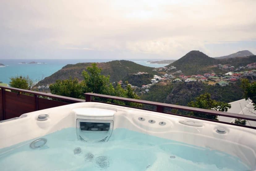 Villa of Romance with Dramatic Views over the Bay