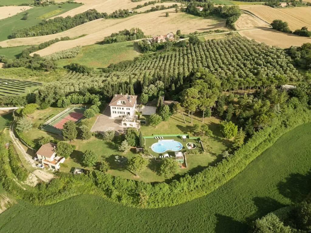 Macerata's Golden Villa in Vast Nature