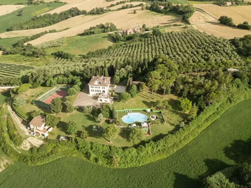 Macerata's Golden Villa in Vast Nature