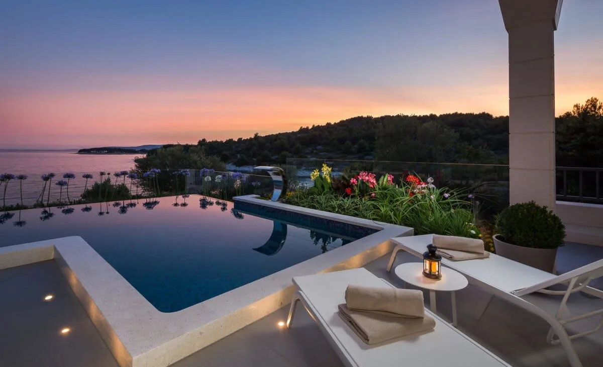 Magnificent Deluxe Villa with Jacuzzi and Steam Room photo 2