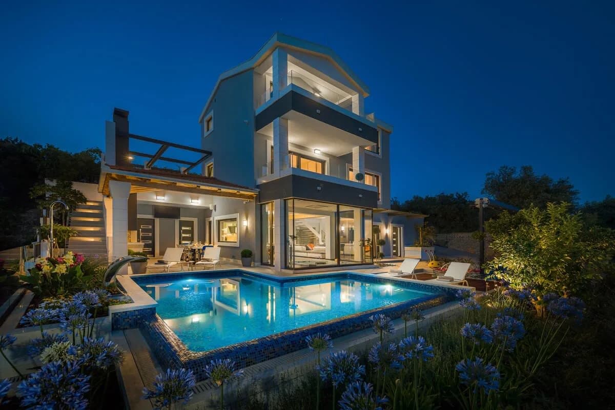 Magnificent Deluxe Villa with Jacuzzi and Steam Room photo 3