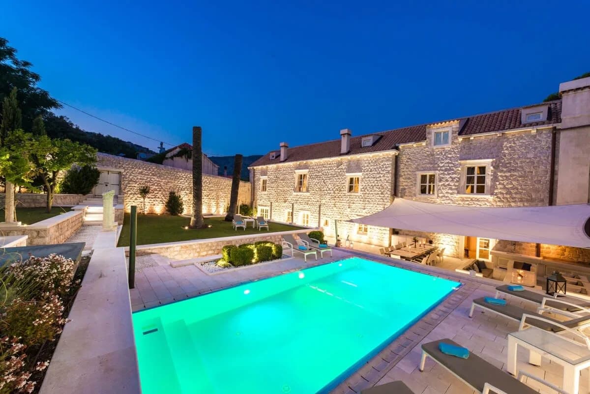 Glamorous Villa with Beautiful Garden Landscapes photo 2