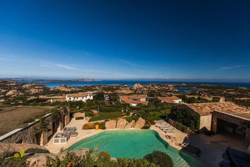 Vibrant Property Facing La Maddalena Haven