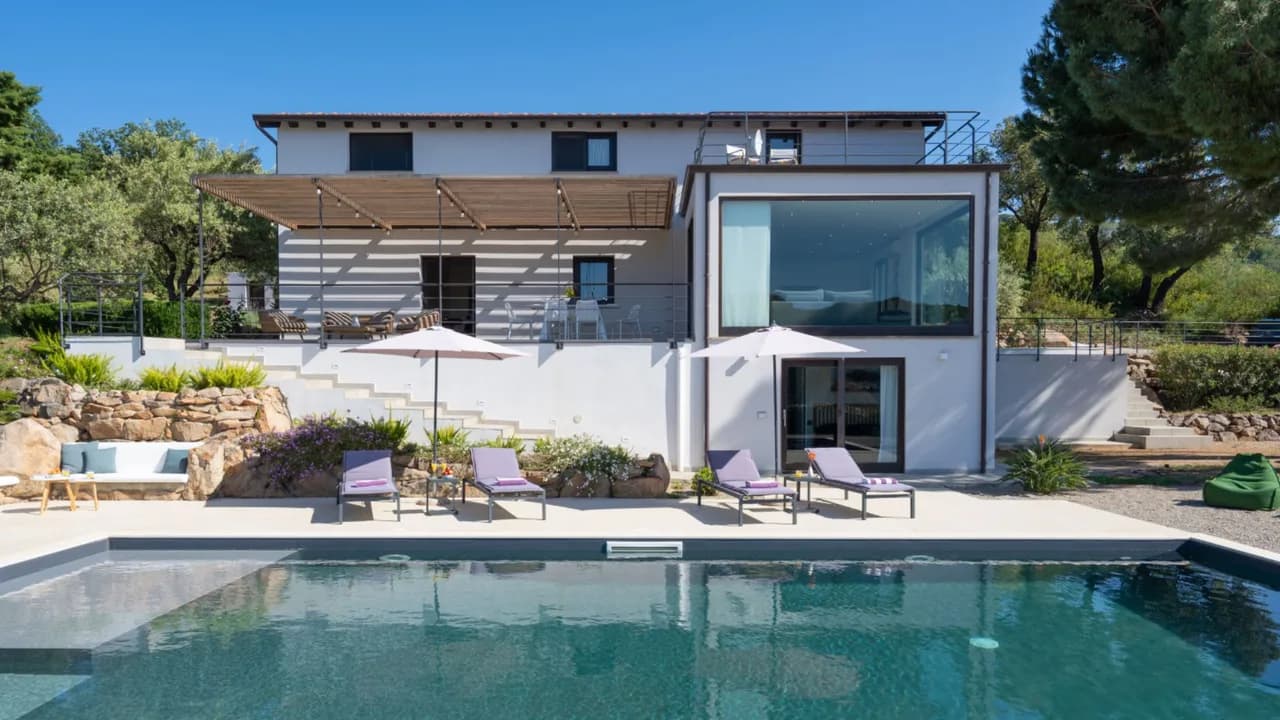 Outstanding Deluxe Villa with Terraced Garden and Pool photo 4